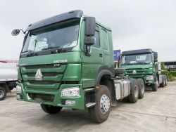 Đội xe tải giao hàng